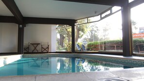 Piscine couverte, piscine extérieure, chaises longues