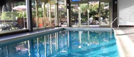 Piscine couverte, piscine extérieure, chaises longues