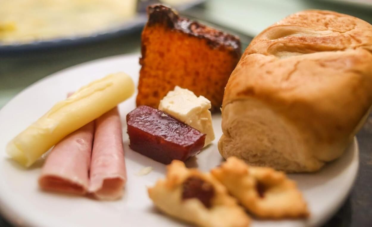 breakfast, lunch and dinner served