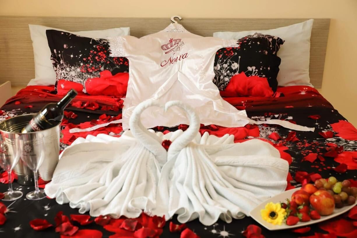 minibar, iron/ironing board, free wifi, bed sheets