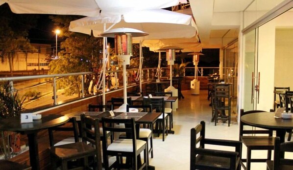 Petit déjeuner, déjeuner et dîner servis sur place