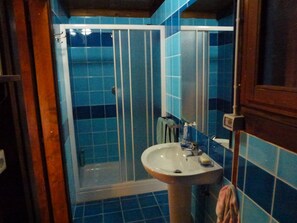 Shower, bidet, towels
