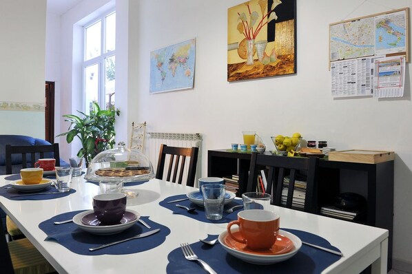 Desayuno con opciones de la cocina local diario (EUR 3.5 por persona)