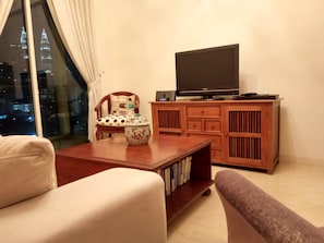 Apartamento econômico, 3 quartos, para fumantes, vista para a cidade | Sala de estar | TV de tela plana