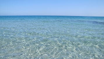På stranden og strandyoga