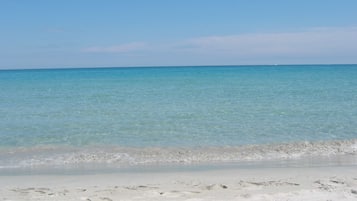 På stranden och yoga