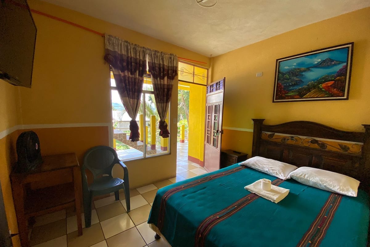 Escritorio, wifi gratis y ropa de cama