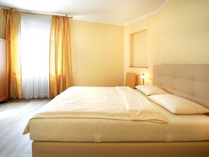 Classic Double Room | Premium bedding, down duvets, in-room safe, desk - Hotel Garni Golf (Ascona)