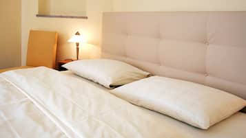 Een net opgemaakt bed met twee kussens en een hoofdbord.