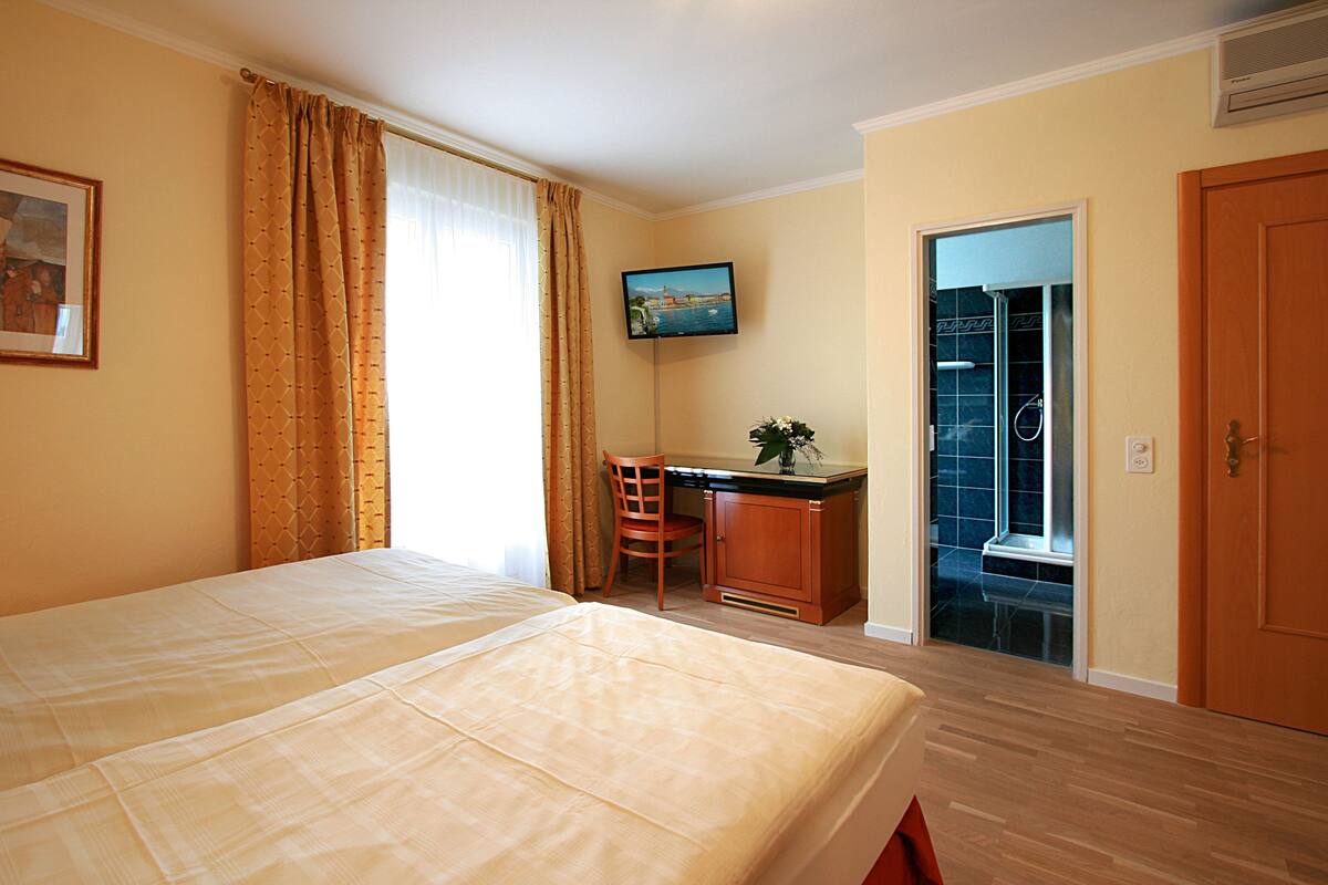 Habitación panorámica doble, 1 habitación | Ropa de cama de alta calidad, edredones de plumas, caja fuerte