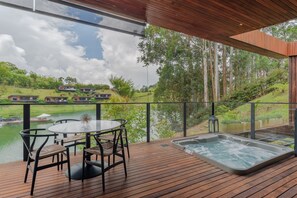 Premium Cabin, 2 Bedrooms, Jetted Tub, Lake View | 1 bedroom, hypo-allergenic bedding, minibar, individually decorated - Joinn Houtel Guatape (El Peñol)