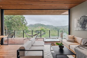 Holzhütte, 2 Schlafzimmer, Whirlpool, Seeblick | Wohnbereich