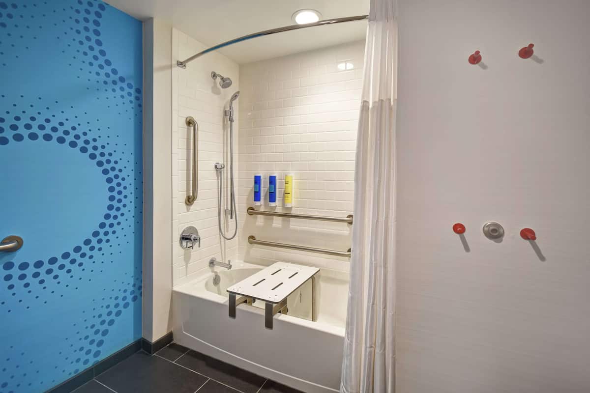 Dusj, designertoalettartikler, hårføner og håndklær