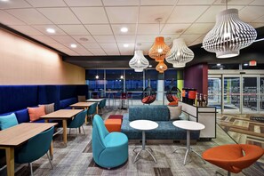 Lobby - Tru by Hilton Fort Wayne, IN (Fort Wayne)