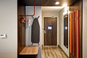 Hypo-allergenic bedding, iron/ironing board, free WiFi, bed sheets - Tru by Hilton Fort Wayne, IN (Fort Wayne)
