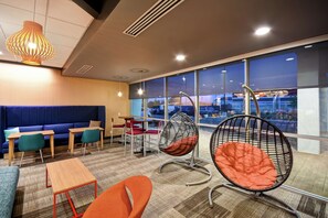 Lobby - Tru by Hilton Fort Wayne, IN (Fort Wayne)