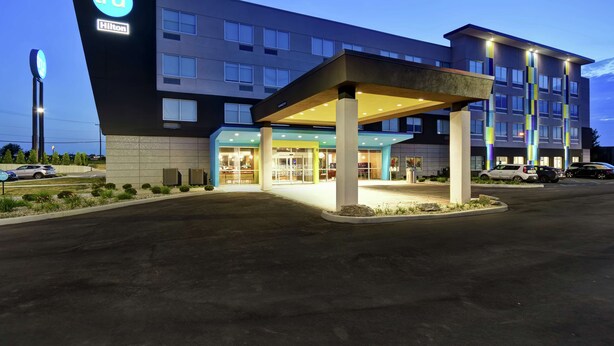 A modern hotel with a prominent 'tru' sign, a covered entrance, and a well-lit facade. - Tru by Hilton Fort Wayne, IN (Fort Wayne)