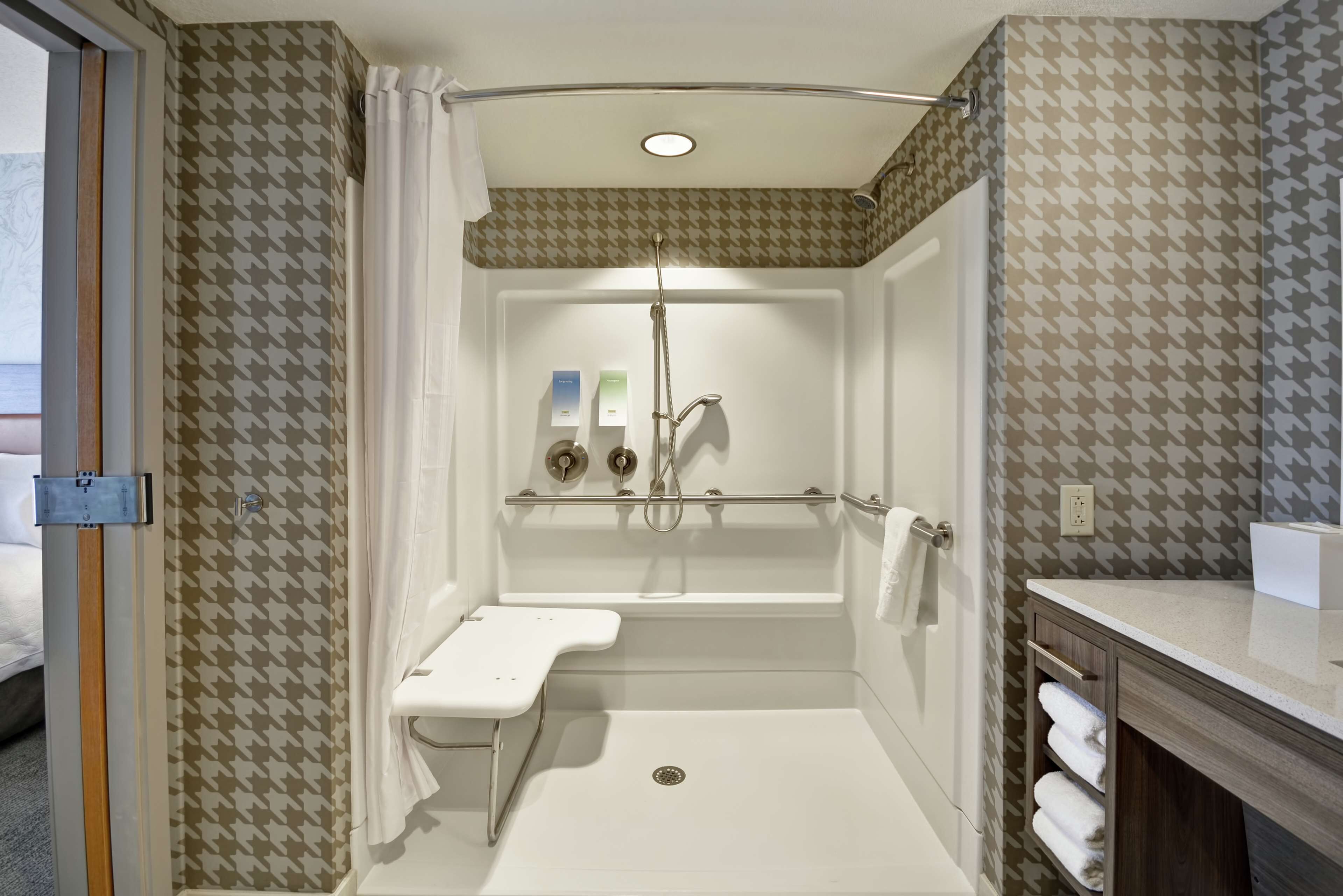 suite, 1 queen bed, accessible (roll-in shower) | bathroom shower