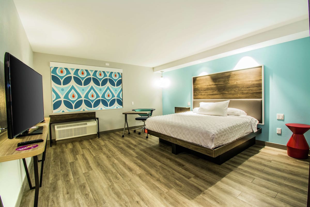 Habitación, 1 cama King size, con acceso para personas discapacitadas (Roll-In Shower) | Caja de seguridad en la habitación y escritorio