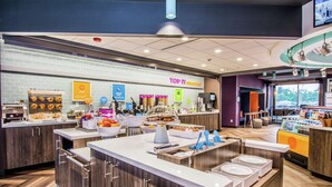 Un comedor moderno con una variedad de alimentos y una estación de café.