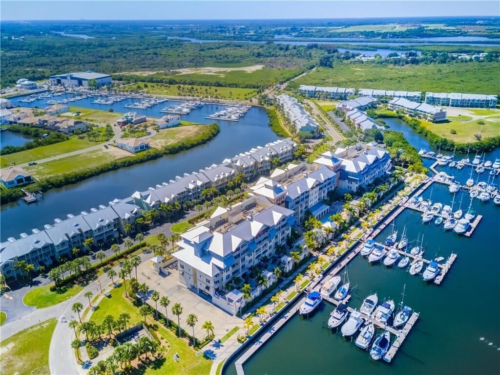 Fall DiscountWaterfront 7 min walk to BeachTikiBarPoolBoatsMarina