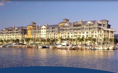 Waterfront/Pet friendly-7 min walk to Beach-TikiBar-Pool-Boat rentals-Marina-Gym