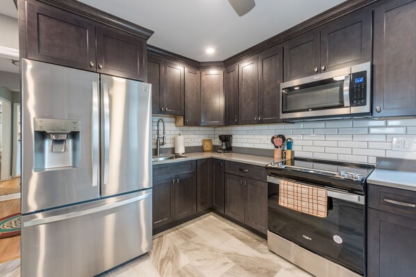 Jääkaappi, mikroaaltouuni, uuni, liesi