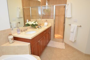 Dusche, Haartrockner, Bidet, Handtücher