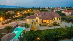 A residential area with houses, a swimming pool, and a clear sky. - Great Villa Field Hills with sauna and jacuzzi (Poljica-Brig)