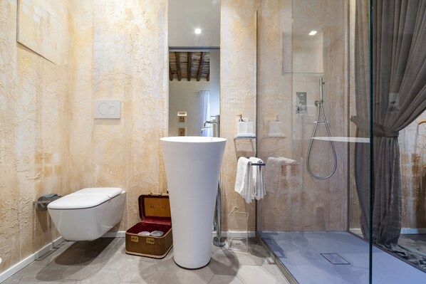A modern bathroom with a large sink, toilet, and glass shower enclosure. - Trastevere Luxury Design for 6 (Roma)