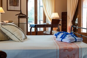 4 bedrooms, desk, iron/ironing board, free WiFi