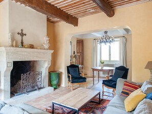 Fernseher, Kamin, Tischfußball, Stereoanlage