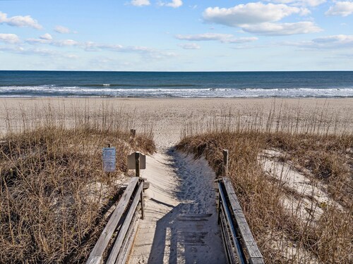 NEW CONSTRUCTION-Pool-Top Floor Luxury Oceanfront Condo-KeylessCheckin-RR Host