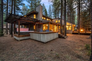 Outdoor spa tub - Premier Black Butte Golf Course Home w/ hot tub and sauna (Black Butte Ranch)