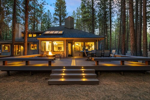 Premier Black Butte Golf Course Home w/ hot tub and sauna