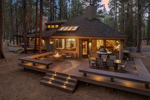 Outdoor dining - Premier Black Butte Golf Course Home w/ hot tub and sauna (Black Butte Ranch)