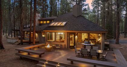 Premier Black Butte Golf Course Home w/ hot tub and sauna