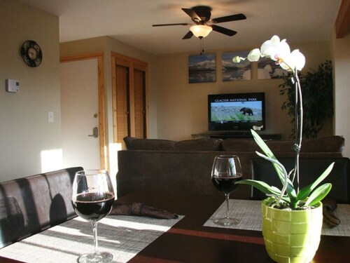 The Montana - Sijaitsee Downtown Whitefish -alueella.  Katso video!