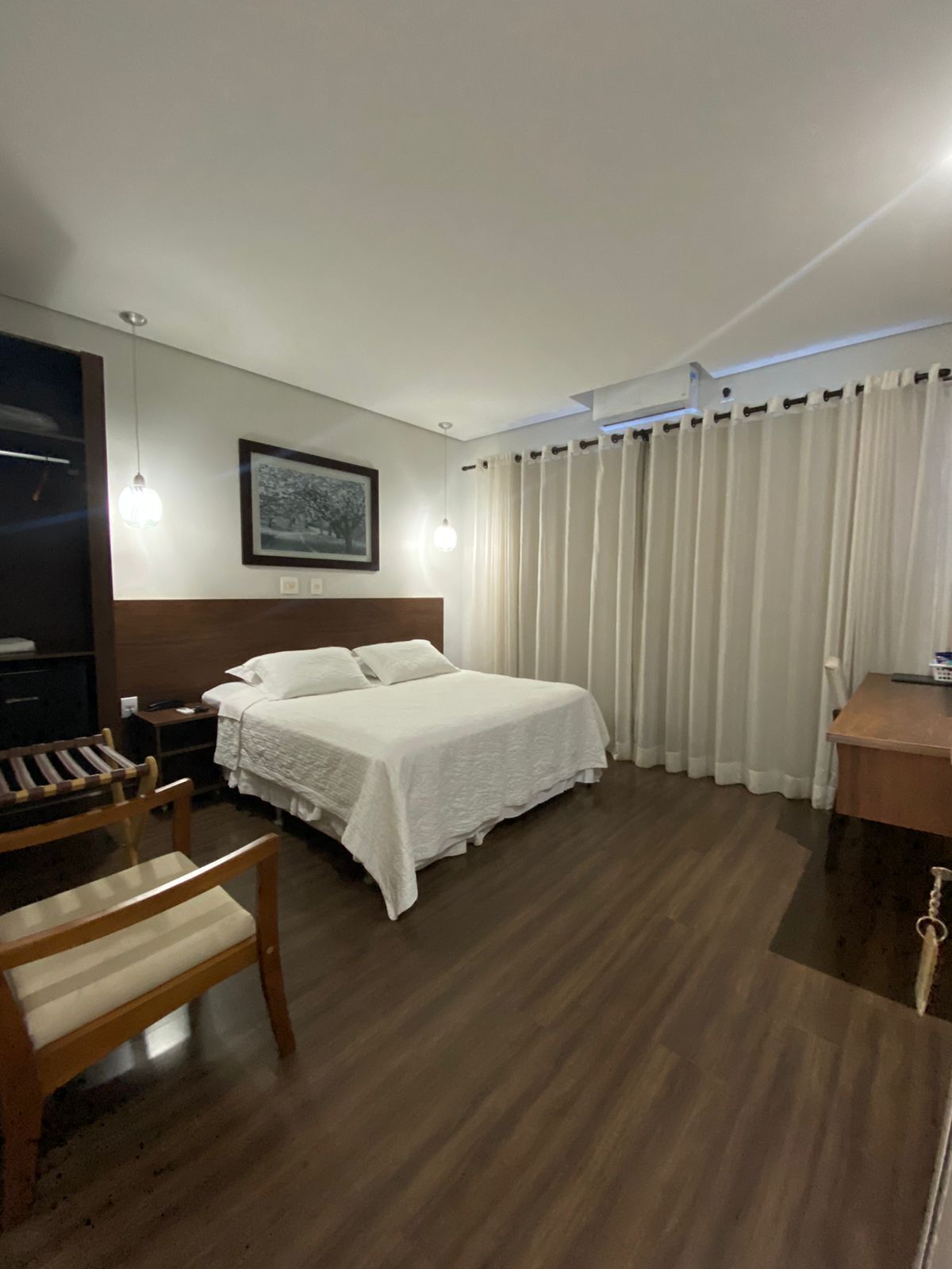 มินิบาร์, โต๊ะทำงาน, ผ้าม่านกันแสง, เตารีด/โต๊ะรีดผ้า