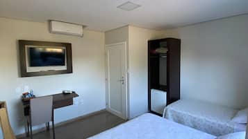 Frigobar, escrivaninha, cortinas blackout, ferros/tábuas de passar roupa