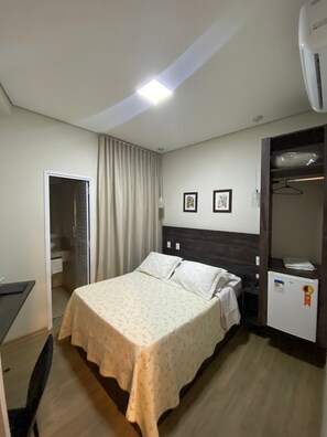 Minibar, desk, blackout drapes, iron/ironing board - Hotel Recanto dos Ipês (Frutal)