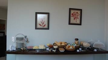 Café da manhã com buffet grátis todos os dias