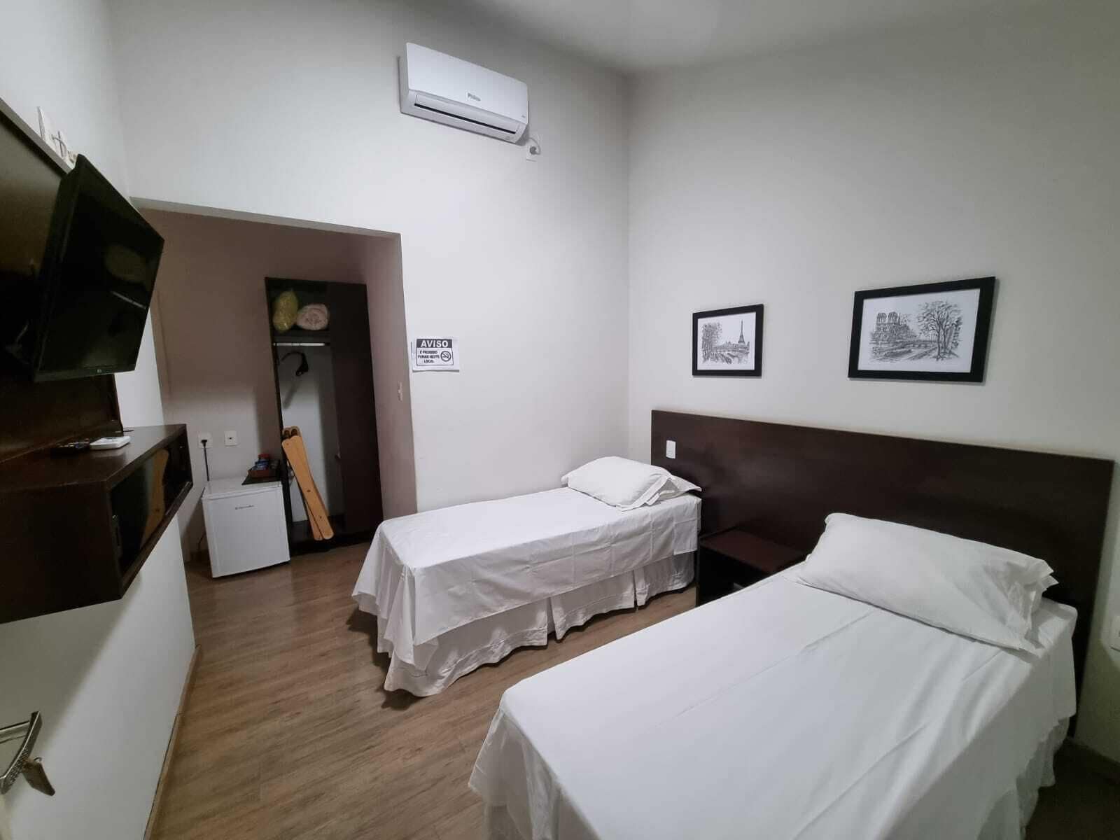 Standard Twin Room | Minibar, desk, blackout drapes, iron/ironing board