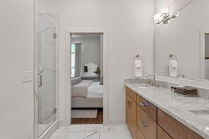 Combined shower/tub, hair dryer - East Nash Rooftop 3 En-Suites | City Views (Nashville)