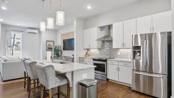 Réfrigérateur, four à micro-ondes, un four, surface de cuisson