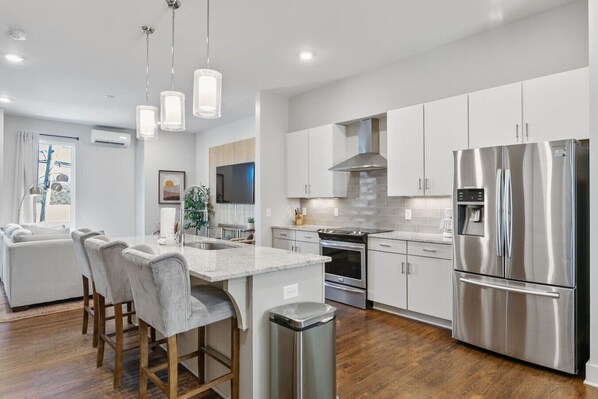 冷蔵庫、電子レンジ、オーブン、コンロ