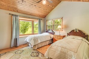 4 bedrooms, desk, travel cot, WiFi