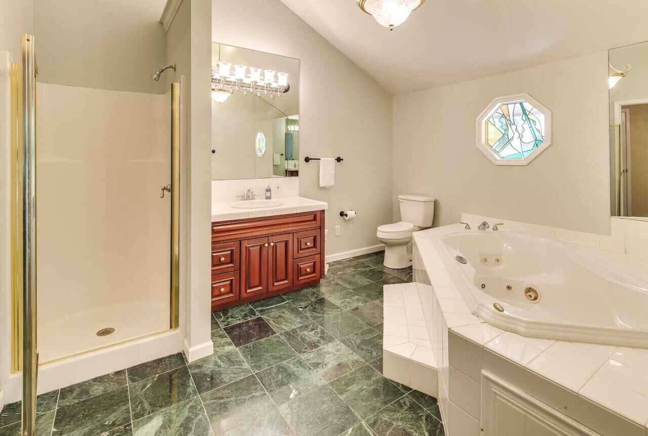 Une salle de bain équipée d’une douche, d’un lavabo, de toilettes et d’une baignoire.