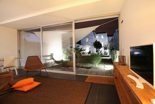 Family Suite, 1 Bedroom, Garden View, Ground Floor (Rosa) | Living area | Flat-screen TV - Place of Moments Urban (Ponta Delgada)