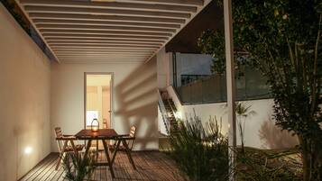 Studio Suite, 1 kamar tidur, pemandangan kebun, lantai dasar | Teras/patio